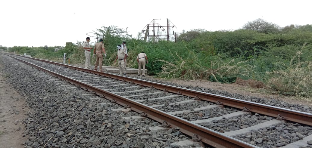 Confusion over the death of an old man found on a railway line in Akola