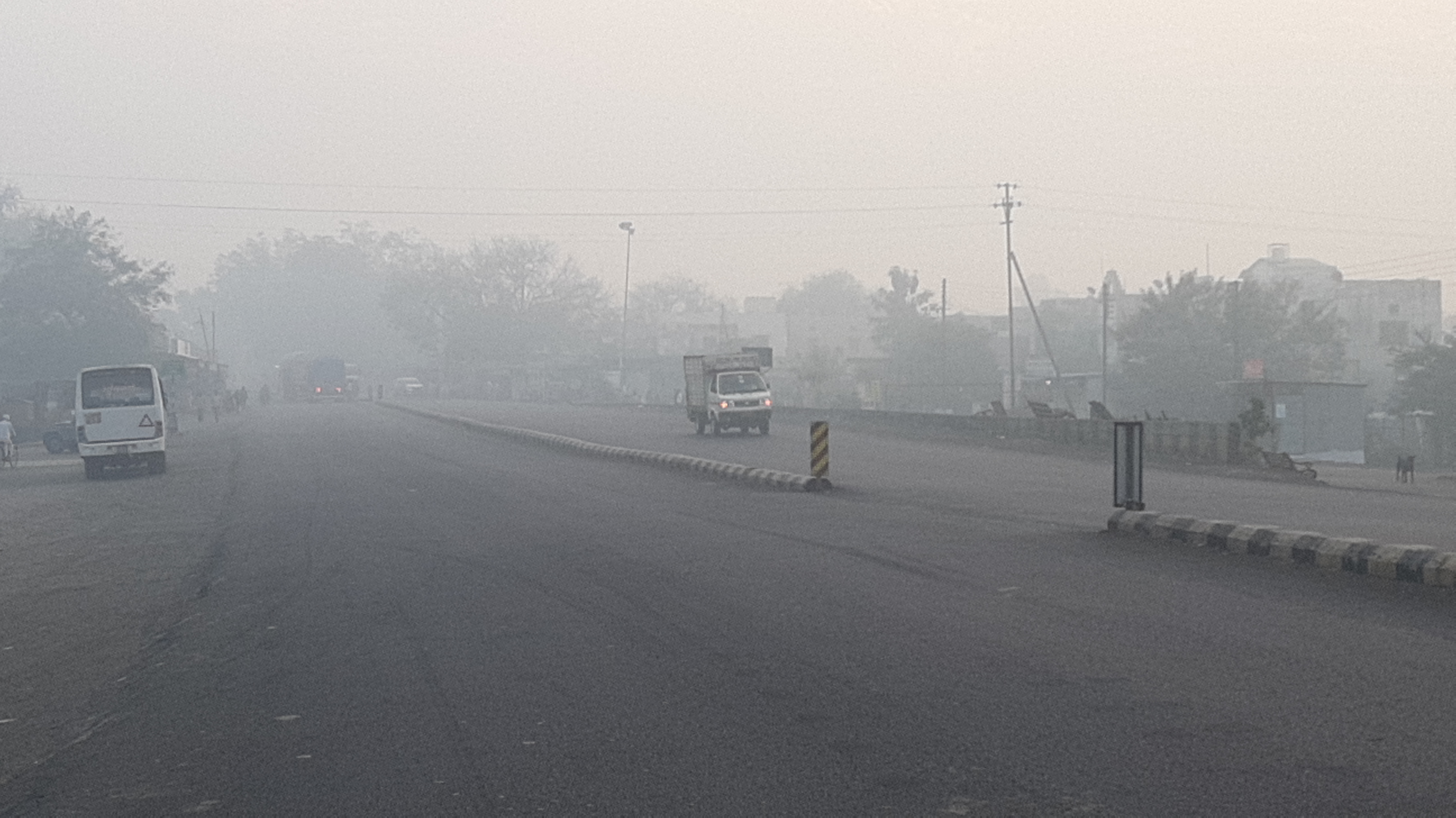 राष्ट्रीय महामार्गावर पसरली धुक्याची चादर...