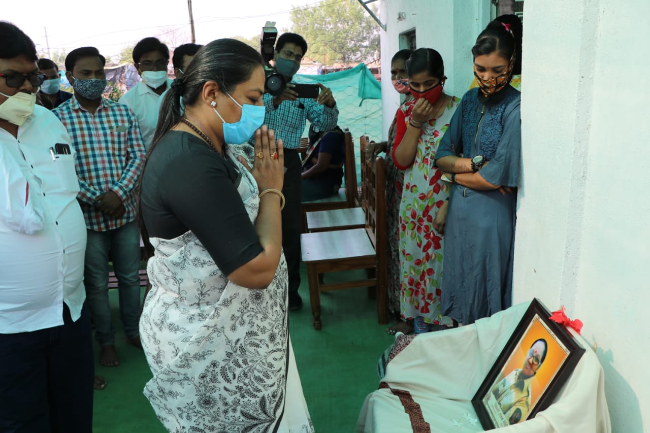 यशोमती ठाकूर दिपालीच्या फोटोला नमस्कार करताना