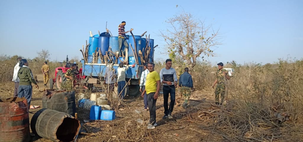 raid on illegal alcohol business in amravati