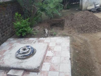 son mining pit for mother funeral in courtyard in amravati