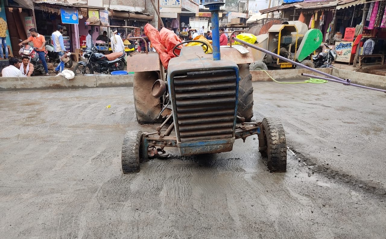 रस्ते निर्मितीदरम्यान फसला ट्रॅक्टर; कंत्राटदारने ट्रक्टरसकट केले काँक्रीटरण