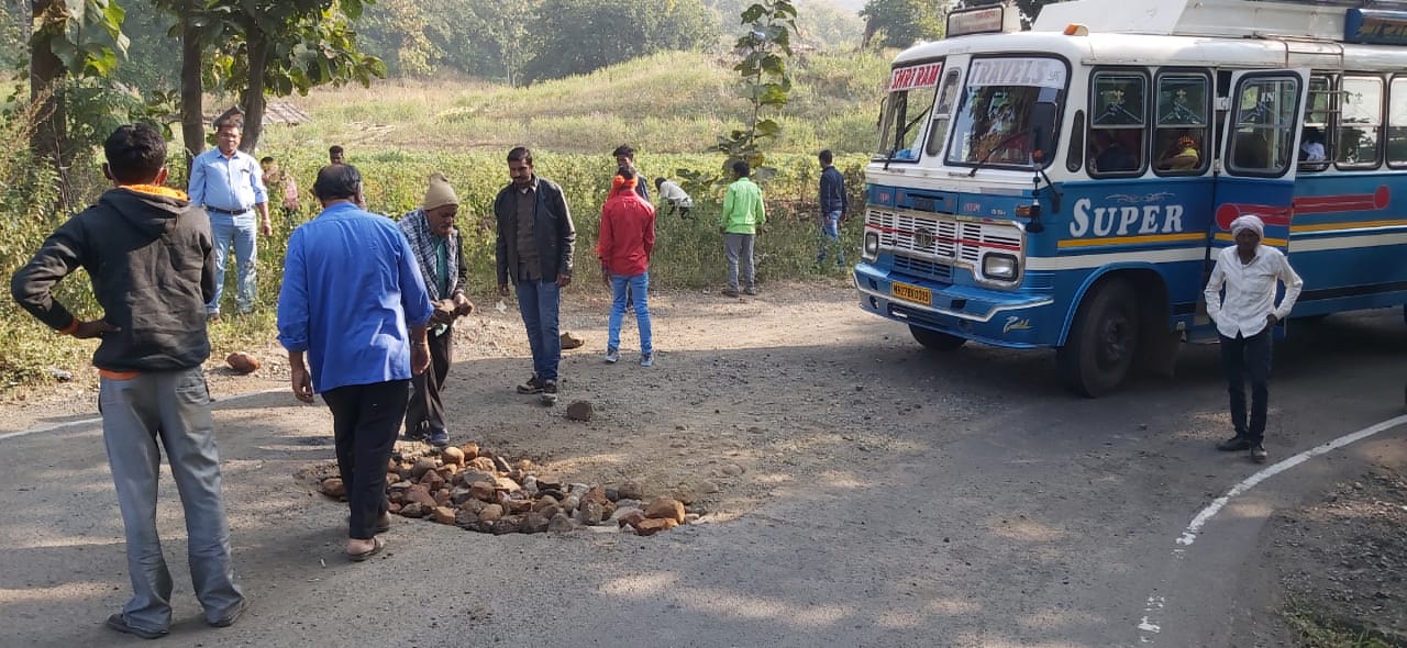 The bus ran after the passengers filled the potholes on the road in Amravati