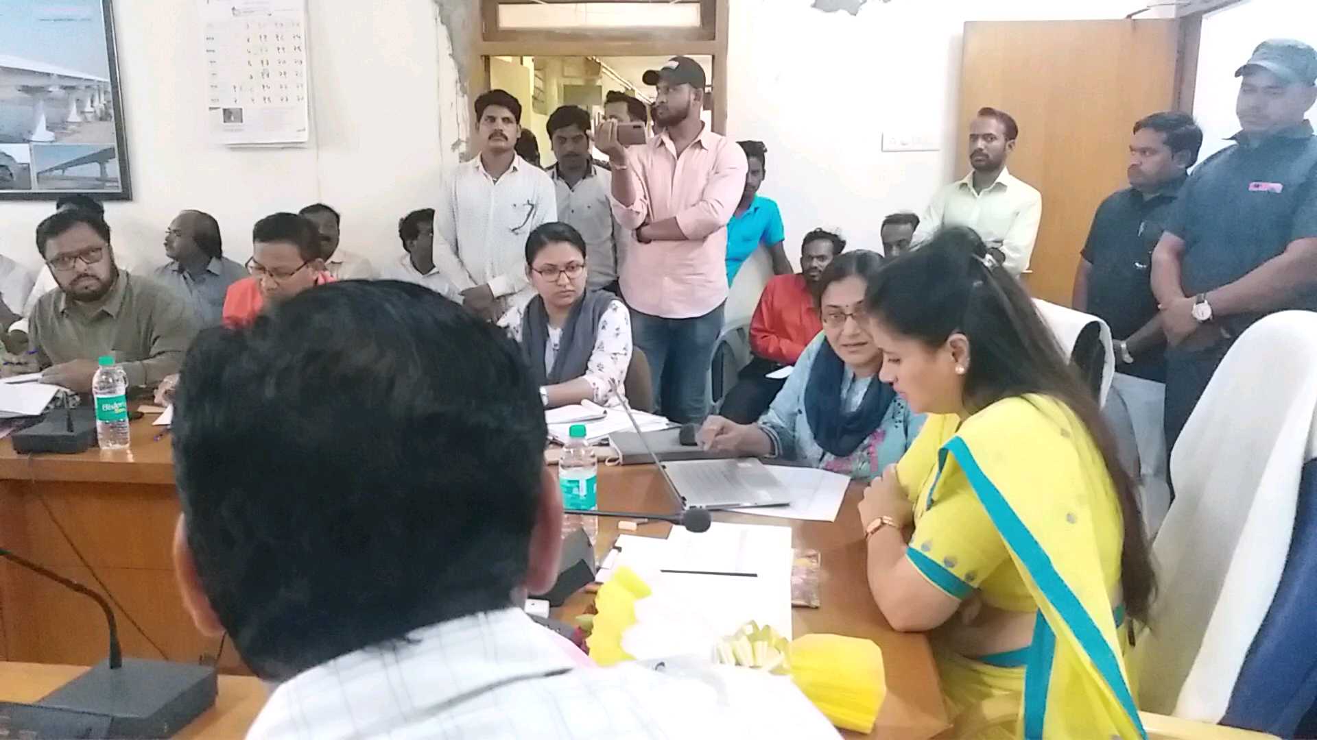 mp navneet rana visited pws department in amravati