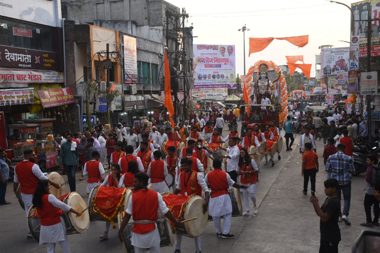 हनुमान जयंतीच्या पूर्वसंध्येला अमरावतीत काँग्रेस आणि शिवसेनेची भव्य मिरवणूक