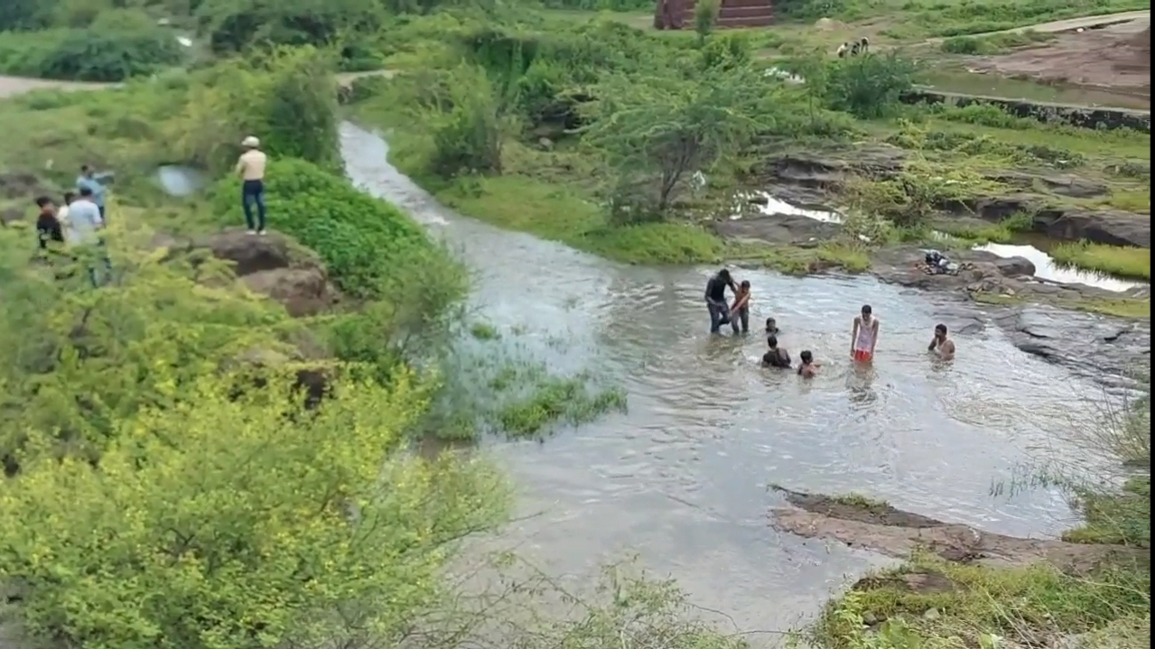 Due to heavy rains, the level of Hersol pond increased