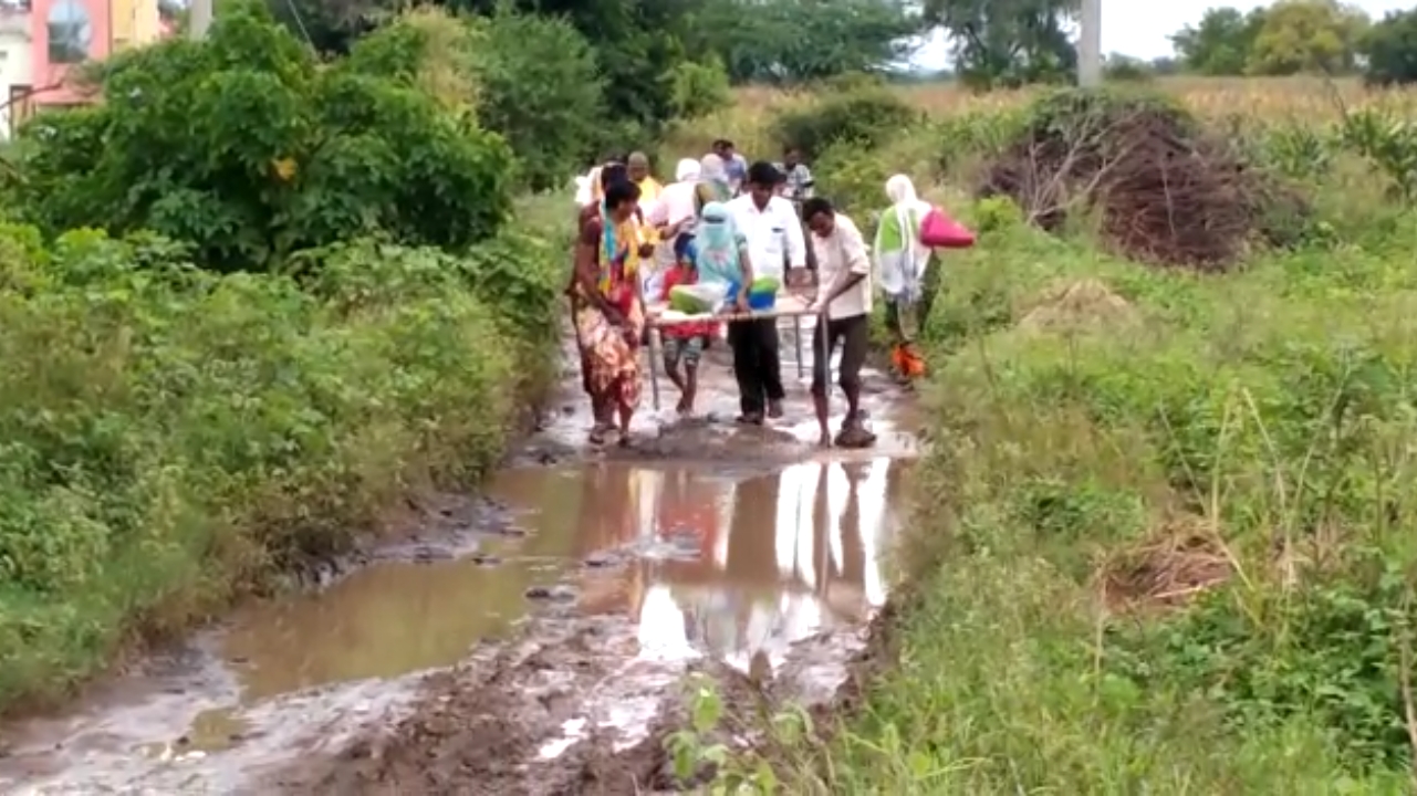 bed support to carry a pregnant woman to the hospital in jalna maharashtra