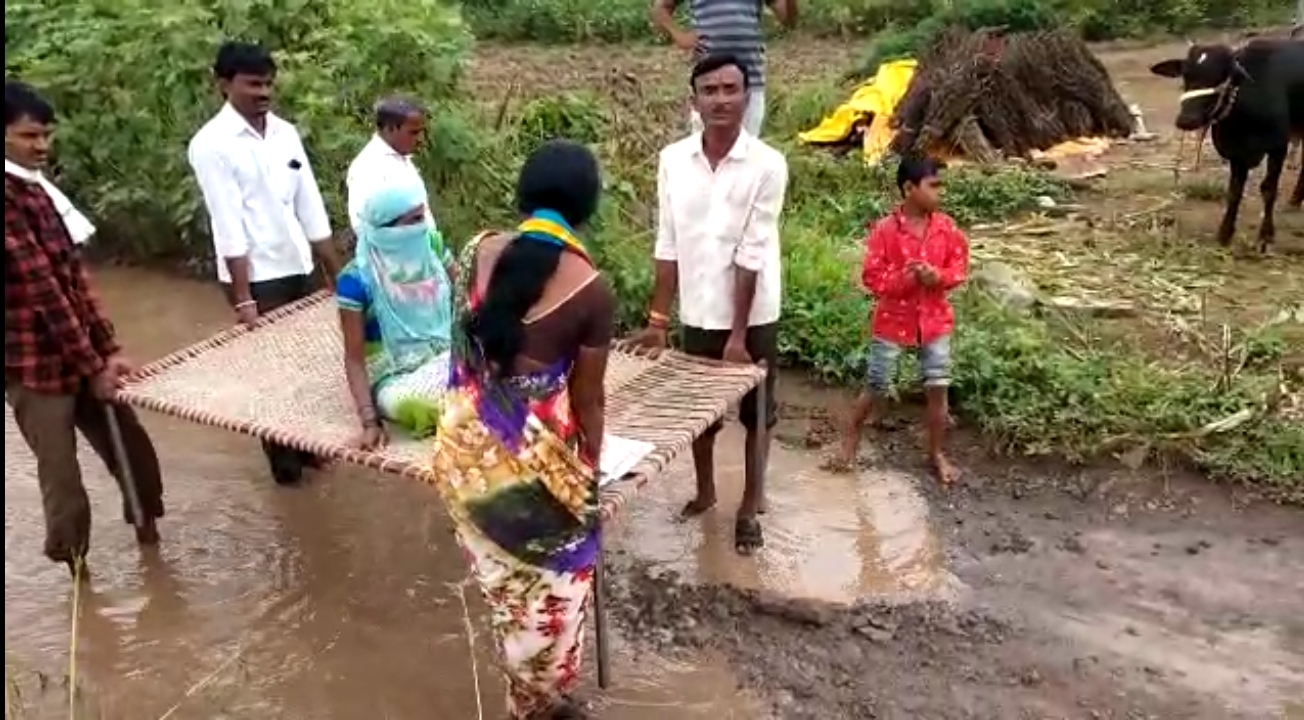 bed support to carry a pregnant woman to the hospital in jalna maharashtra