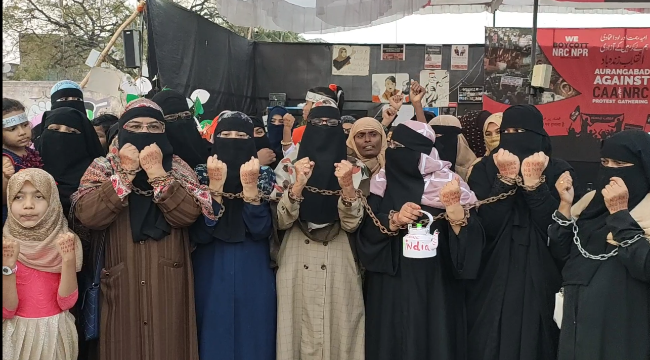 The women and the students protested with chains in their hands