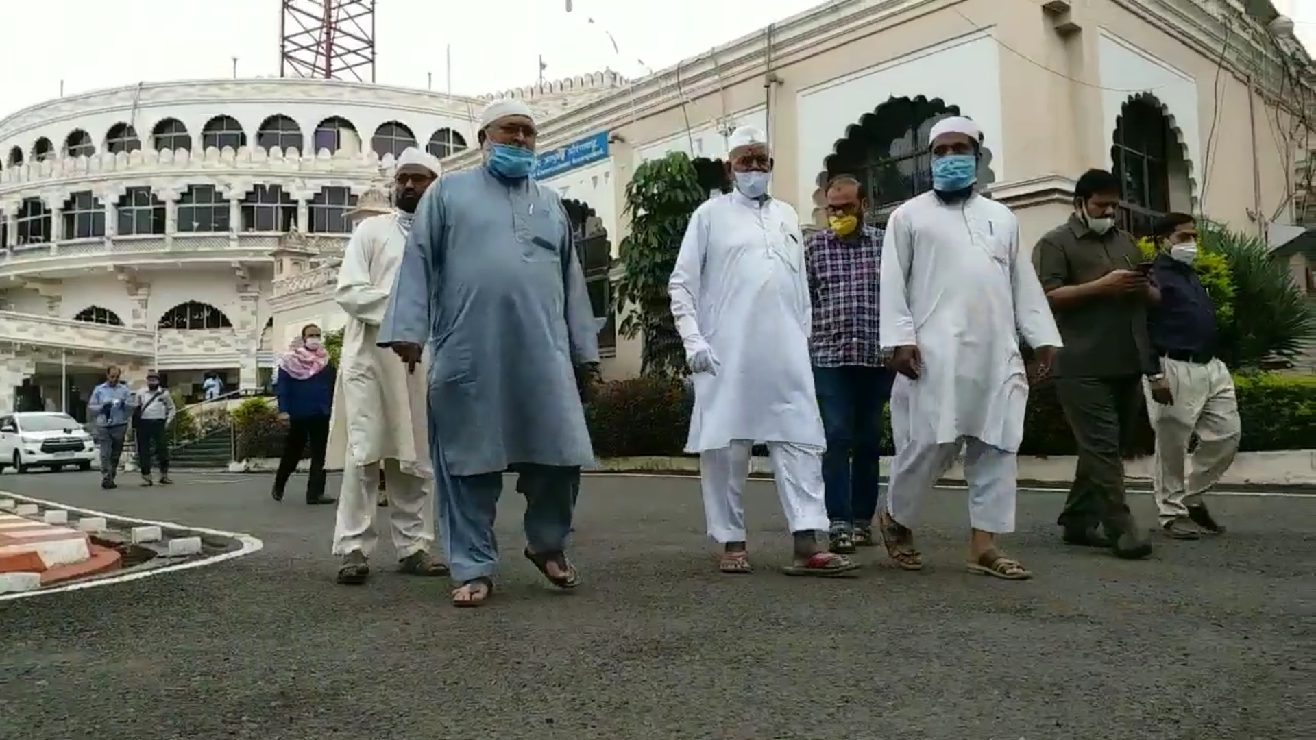 All 32 accused in Babri demolition case acquitted