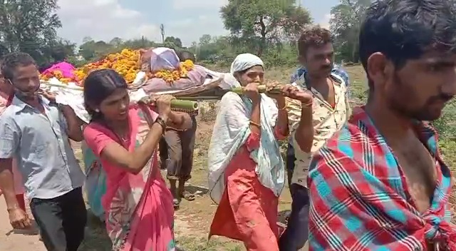 Daughters carried dead body