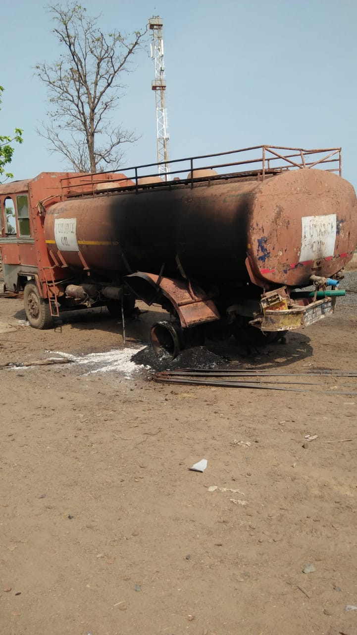 vehicle set on fire by naxals,  gadchiroli naxal news