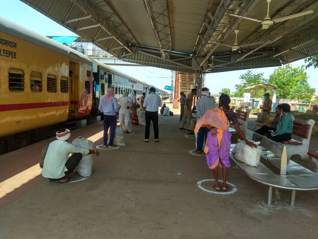 तेलंगणातून रेल्वेने सुखरूप पोहचले ९५३ प्रवासी; प्रशासनाकडून आरोग्य तपासणी