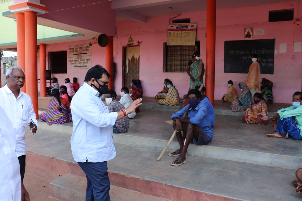 पालकमंत्री विजय वडेट्टीवारांचा संस्थात्मक विलगीकरणातील लोकांशी संवाद