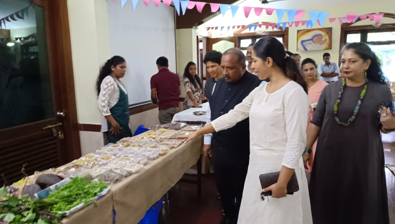 Minister of State Shripad Naik while inspecting food under Organic Food Festival