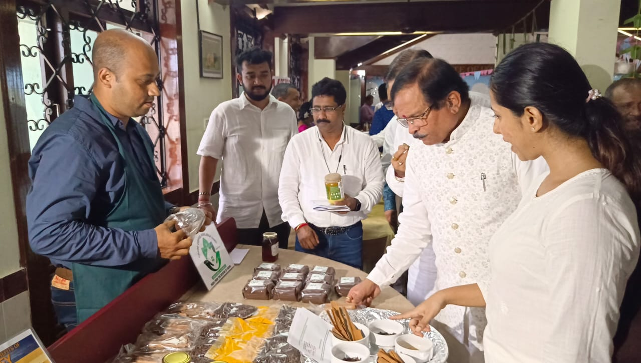 Minister of State Shripad Naik and other dignitaries while tasting the food grains at the Organic Food Festival