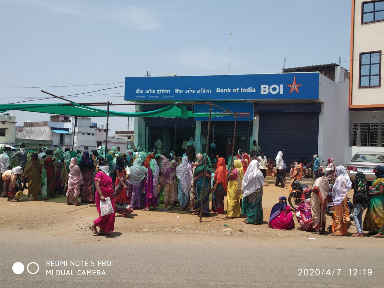 crowd in gondia bank