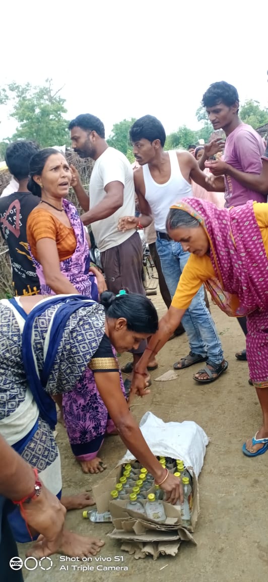 महिलांनी अवैध दारू विक्रेत्याच्या घरातून दारू घेतली ताब्यात