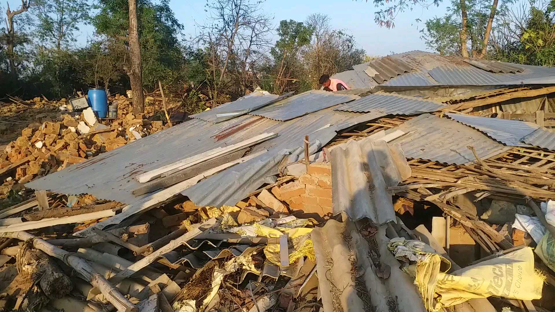 २२ अतिक्रमित घरांवर चालवला बुलडोझर