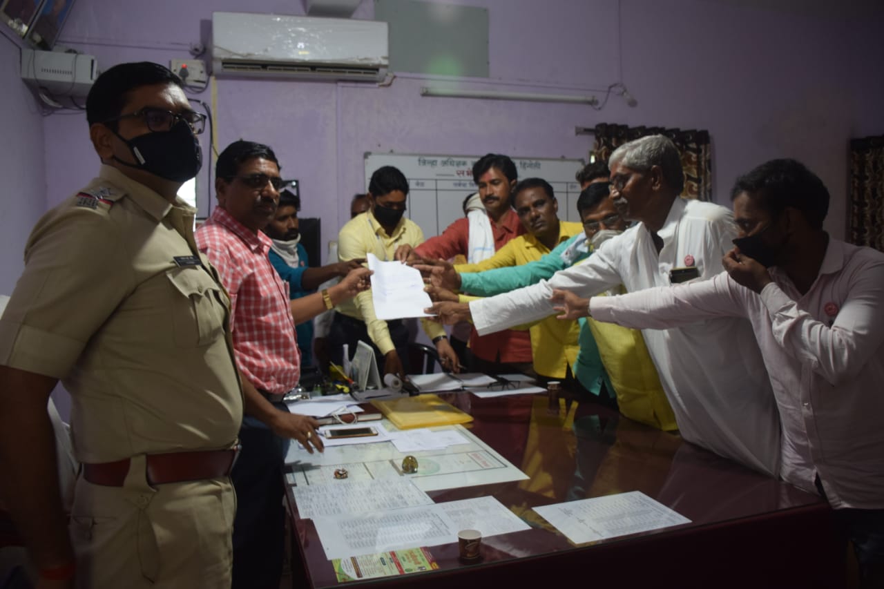 farmers agitation at office of the Superintendent of Agriculture in hingoli