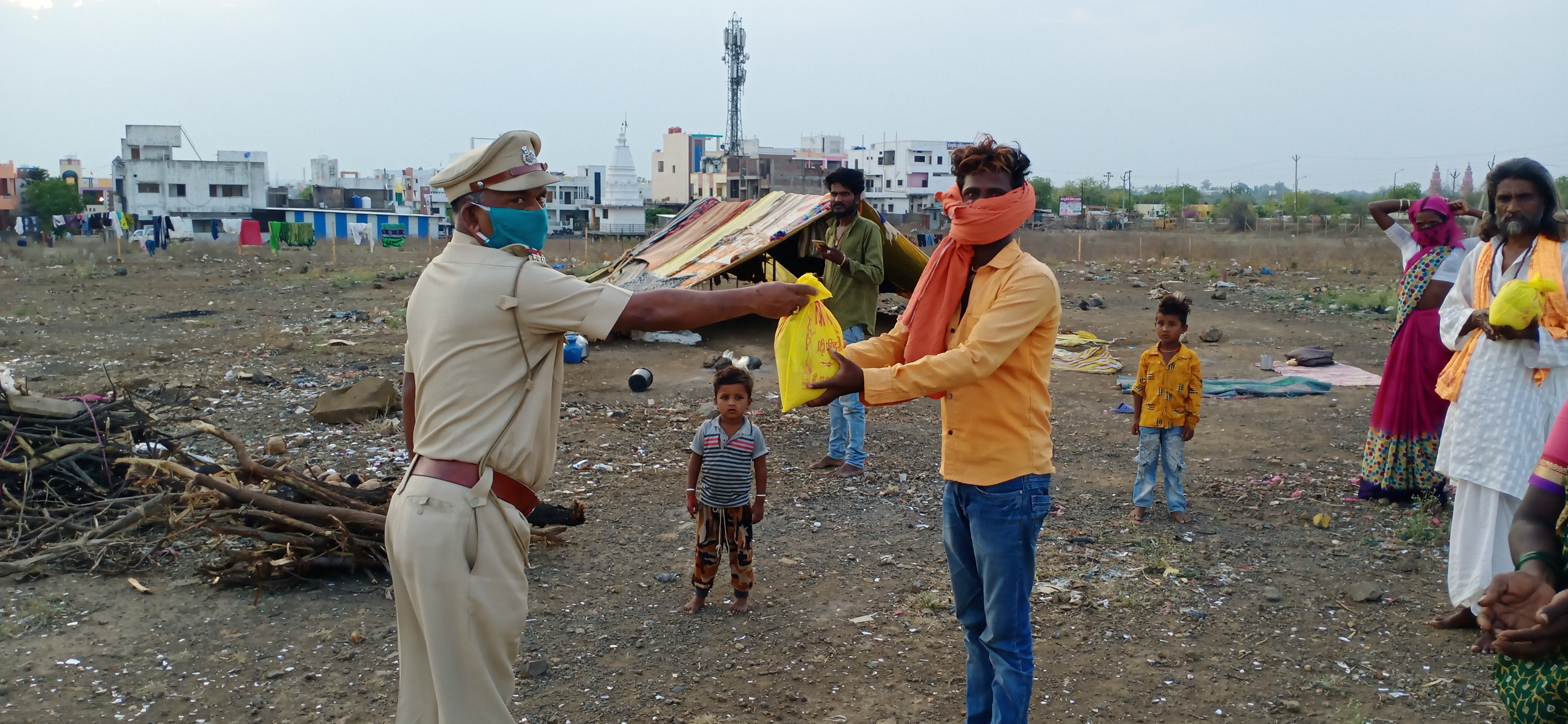 hingoli police  police help to beggars  पोलिसांची भिक्षेकऱ्यांना मदत  हिंगोली पोलीस