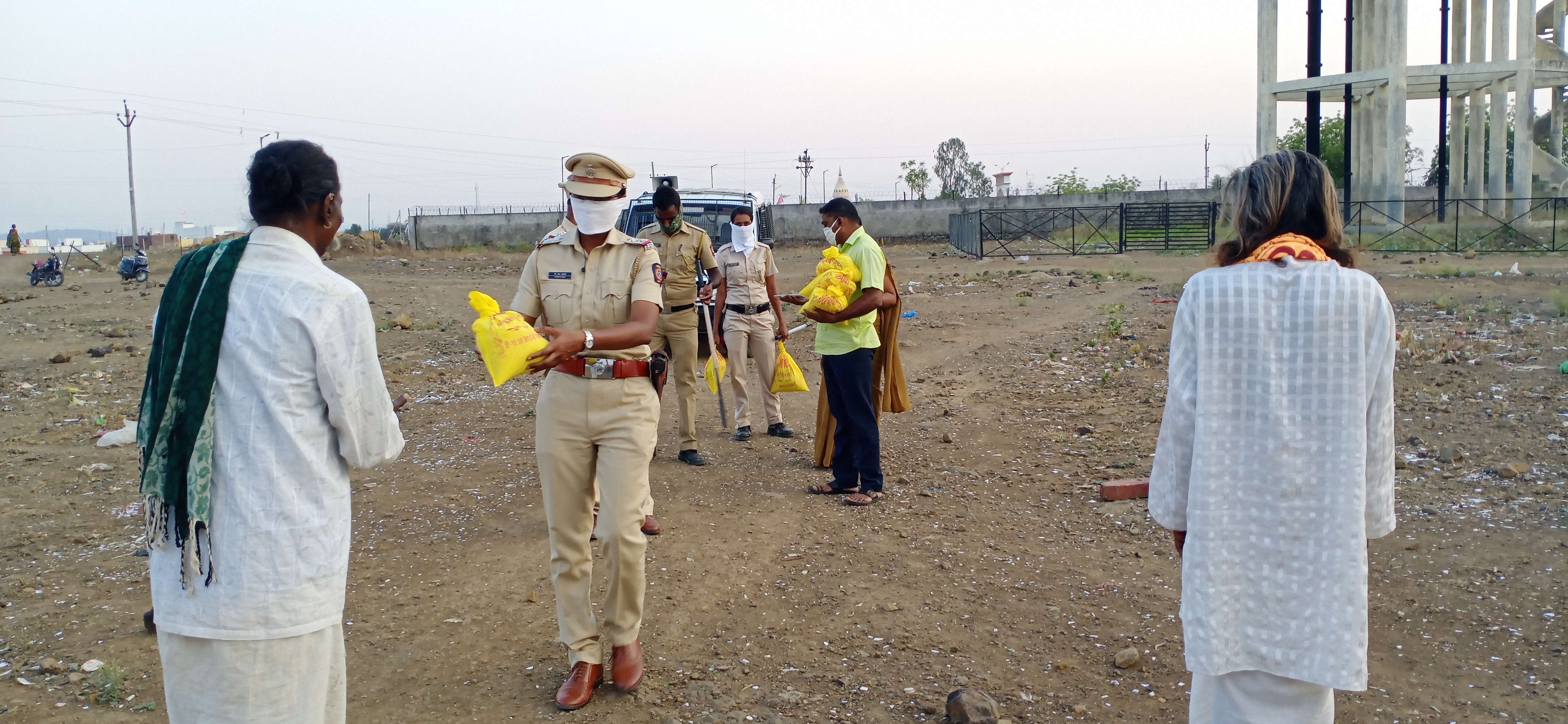 hingoli police  police help to beggars  पोलिसांची भिक्षेकऱ्यांना मदत  हिंगोली पोलीस