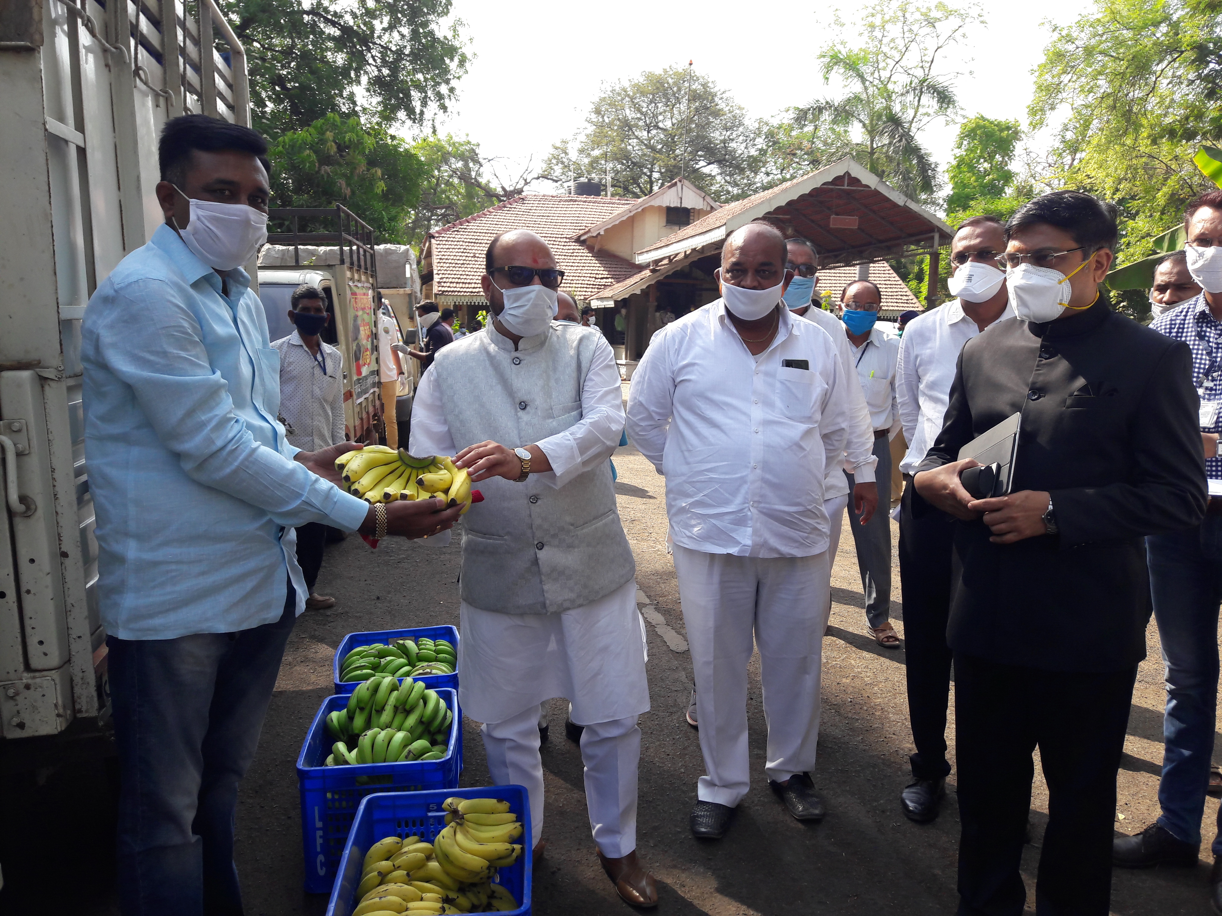 पाहणी करताना पालकमंत्री गुलाबराव पाटील