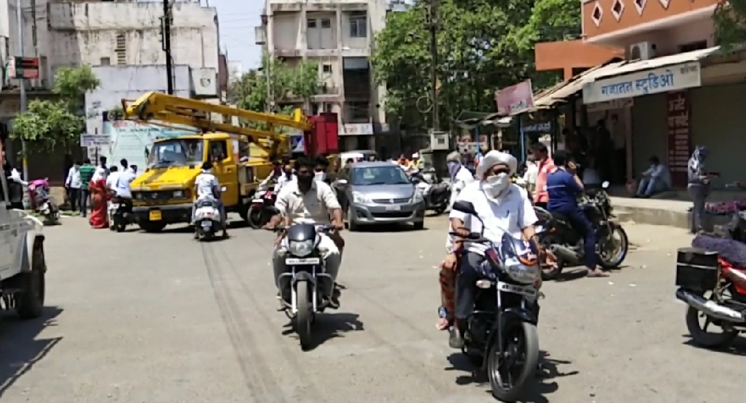 Jalgaon District Discount from  Lockdown large gathering of people in market