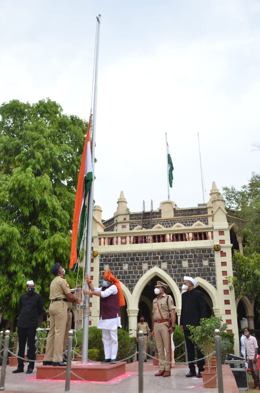 महाराष्ट्र दिनानिमित्त पालकमंत्री गुलाबराव पाटील यांच्याहस्ते ध्वजारोहण झाले