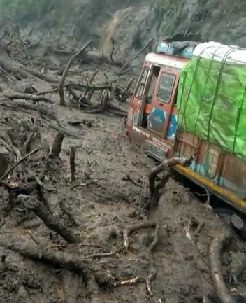 due-to-torrential-rains-many-vehicles-got-stuck-in-kannad-ghat