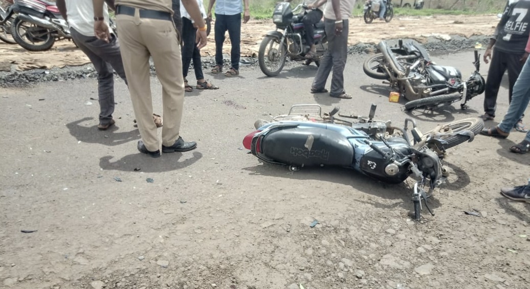 young man died on two wheeler accident in jalgaon