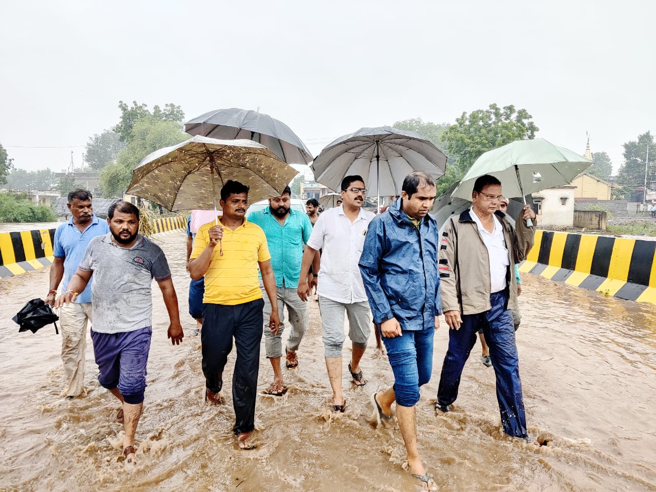 गांवों के दौरे पर प्रशासनिक अधिकारी