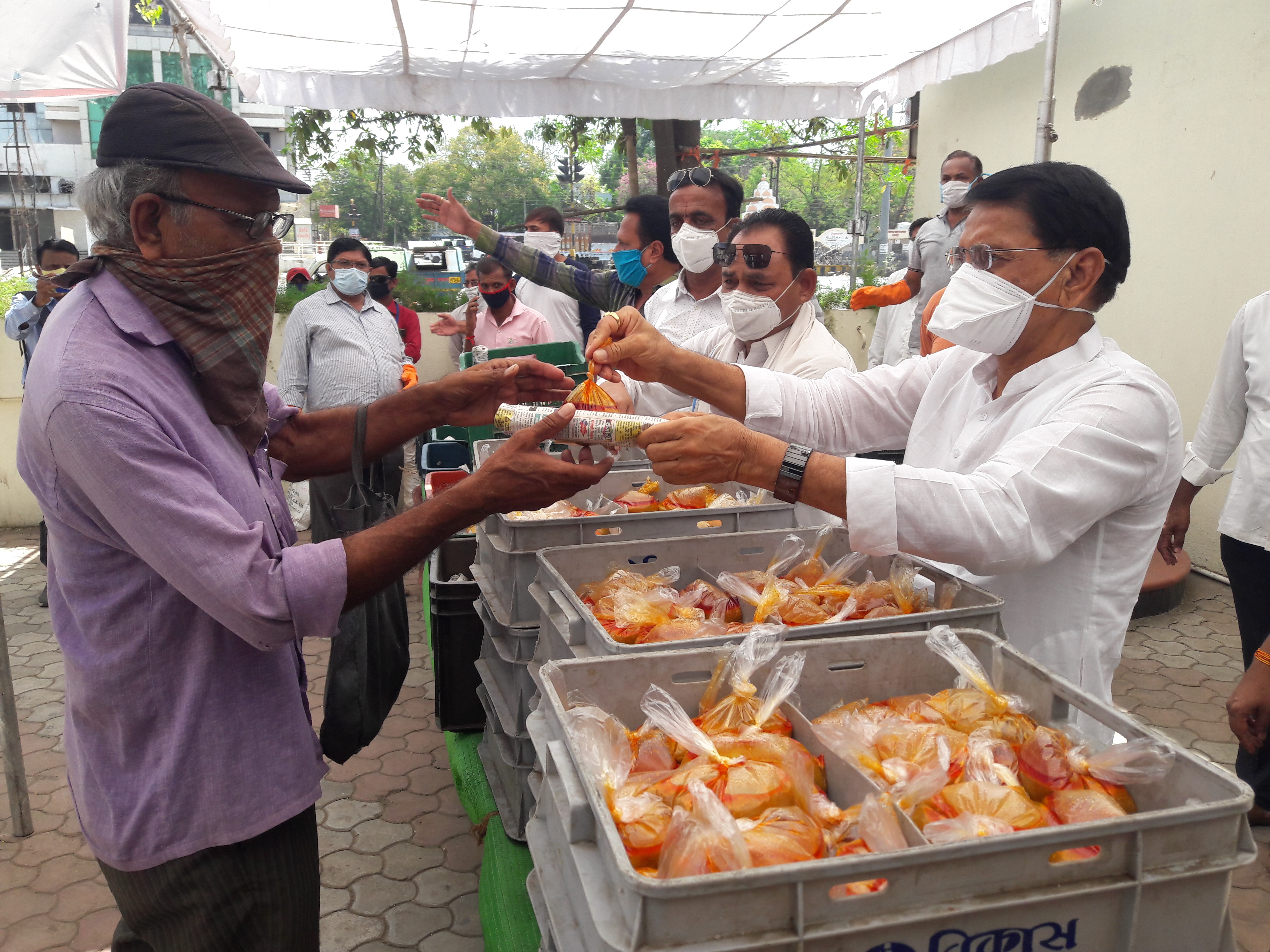 Gulabrab Deokar Foundation of Jalgaon is providing food to the needy