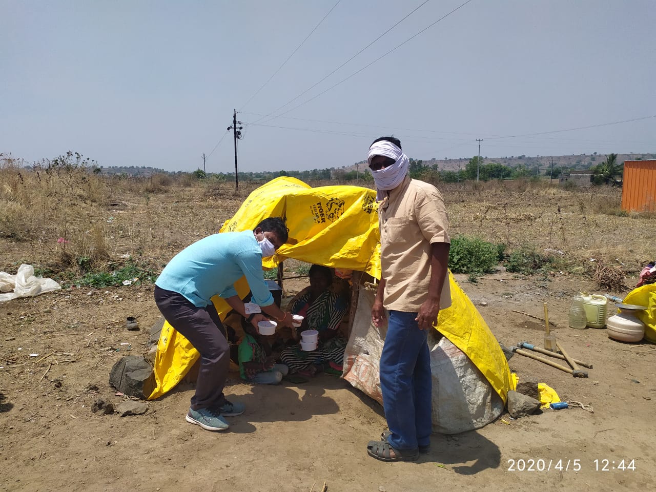 जालन्याच्या बदनापूर तालुक्यात स्थलांतरील मजुरांना अन्नधान्याचे वाटप