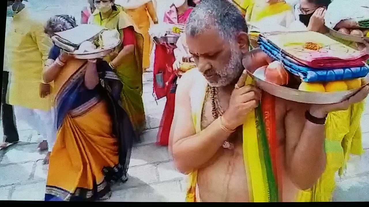 Kolhapur's Ambabai gets a customary saree during Navratri from Tirupati