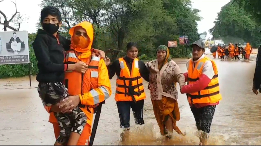 Kolhapur Floods : आंबेवाडी, चिखलीतील नागरिकांचे सुरक्षित ठिकाणी स्थलांतर