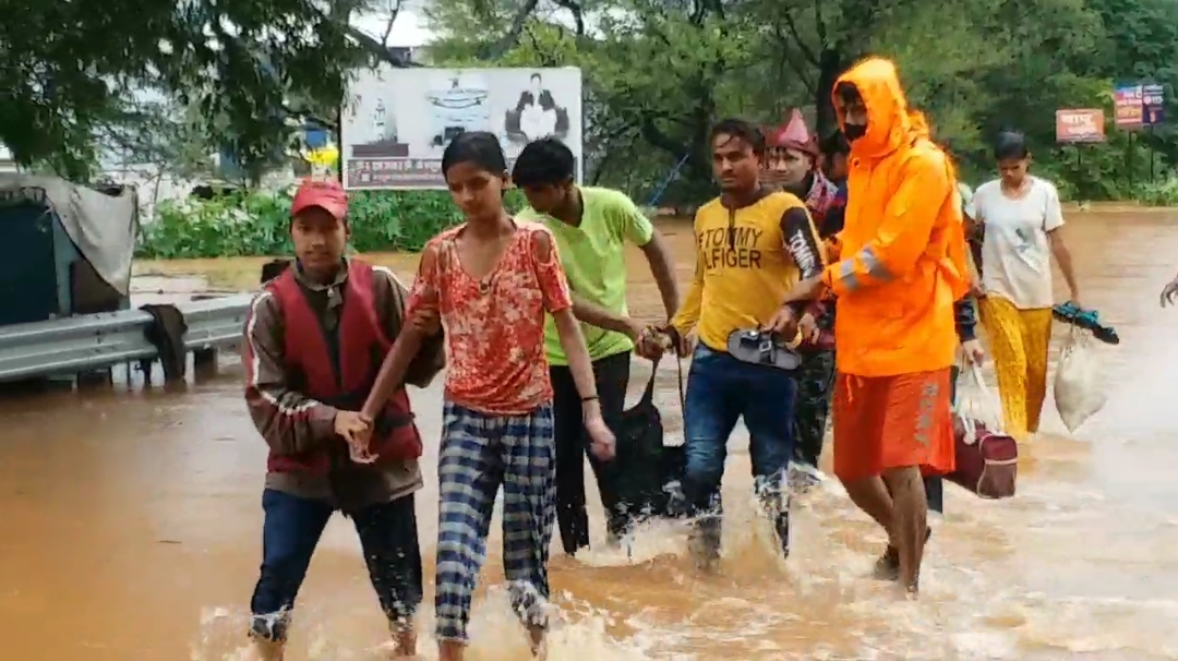 Kolhapur Floods : आंबेवाडी, चिखलीतील नागरिकांचे सुरक्षित ठिकाणी स्थलांतर