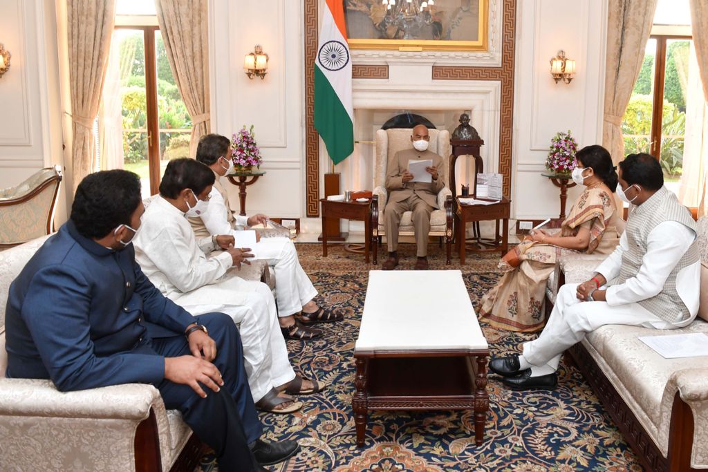 छत्रपती खासदार संभाजीराजे भोसले यांनी राष्ट्रपती  रामनाथ कोविंद यांची दिल्लीत भेट घेतली. यावेळी सर्व पक्षाचे प्रतिनिधी उपस्थित होते.
