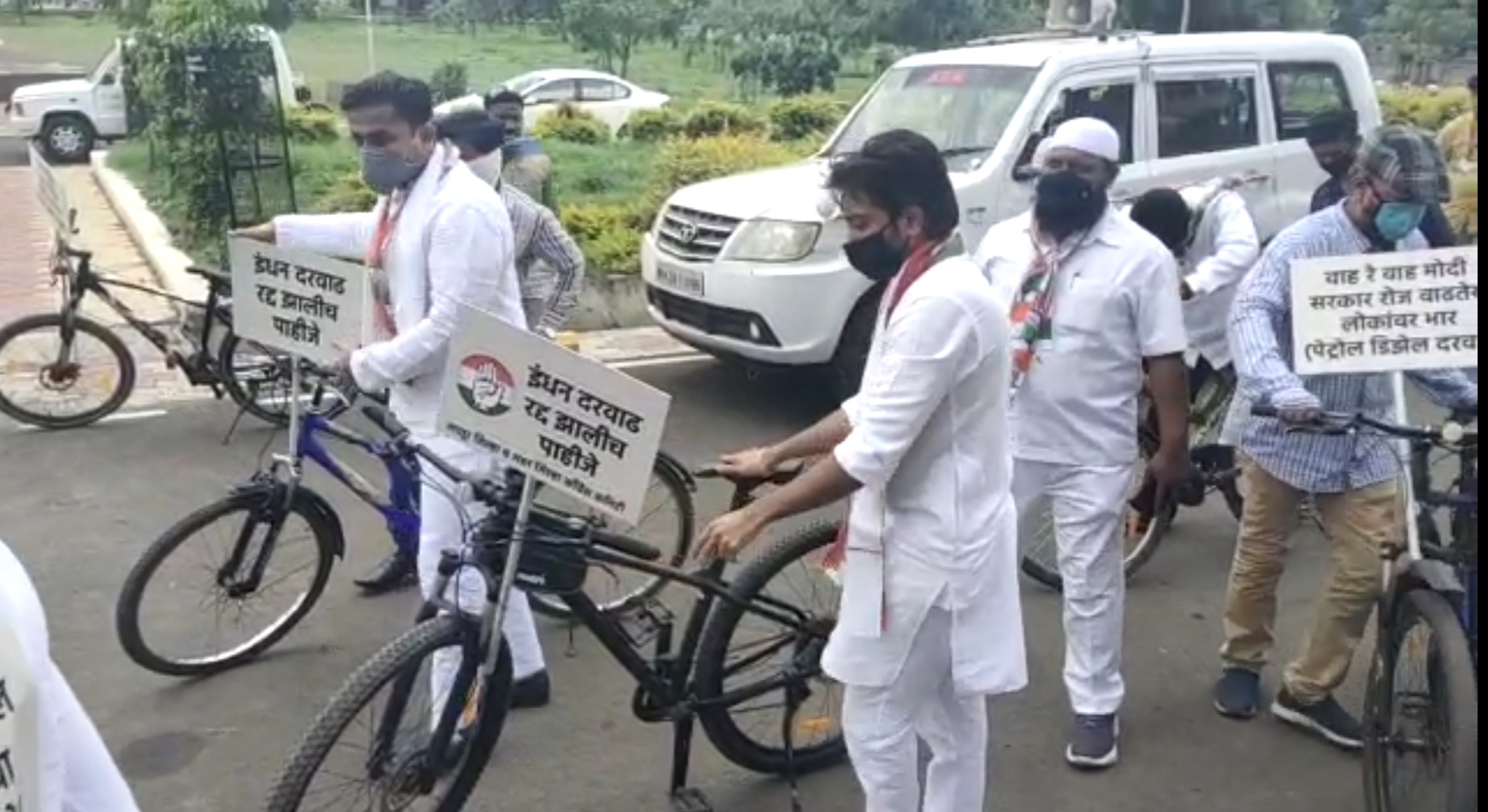 Latur congress agitation against central govt for  Fuel price hike