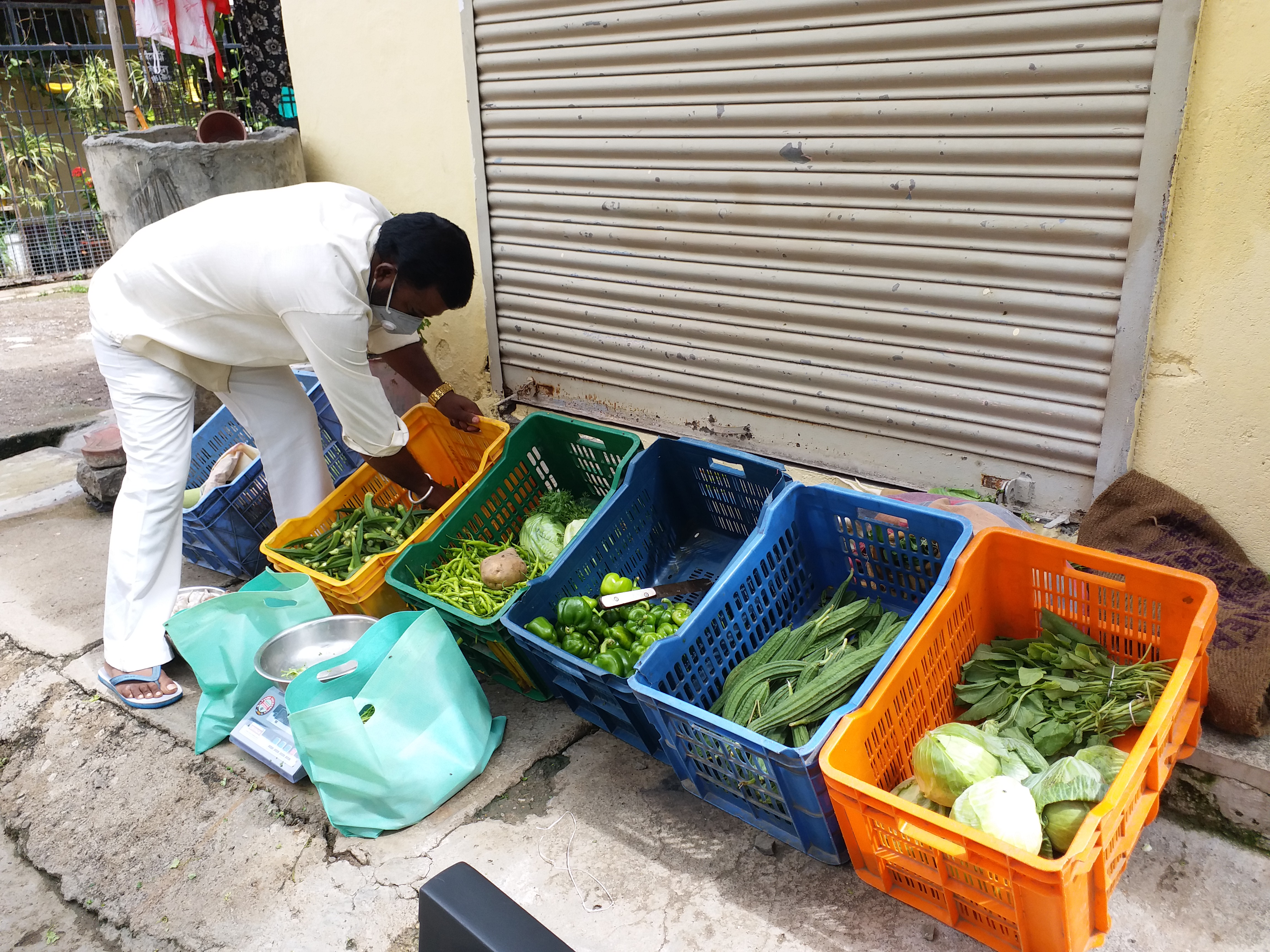 school-bus-driver-started-selling-vegetables-at-latur