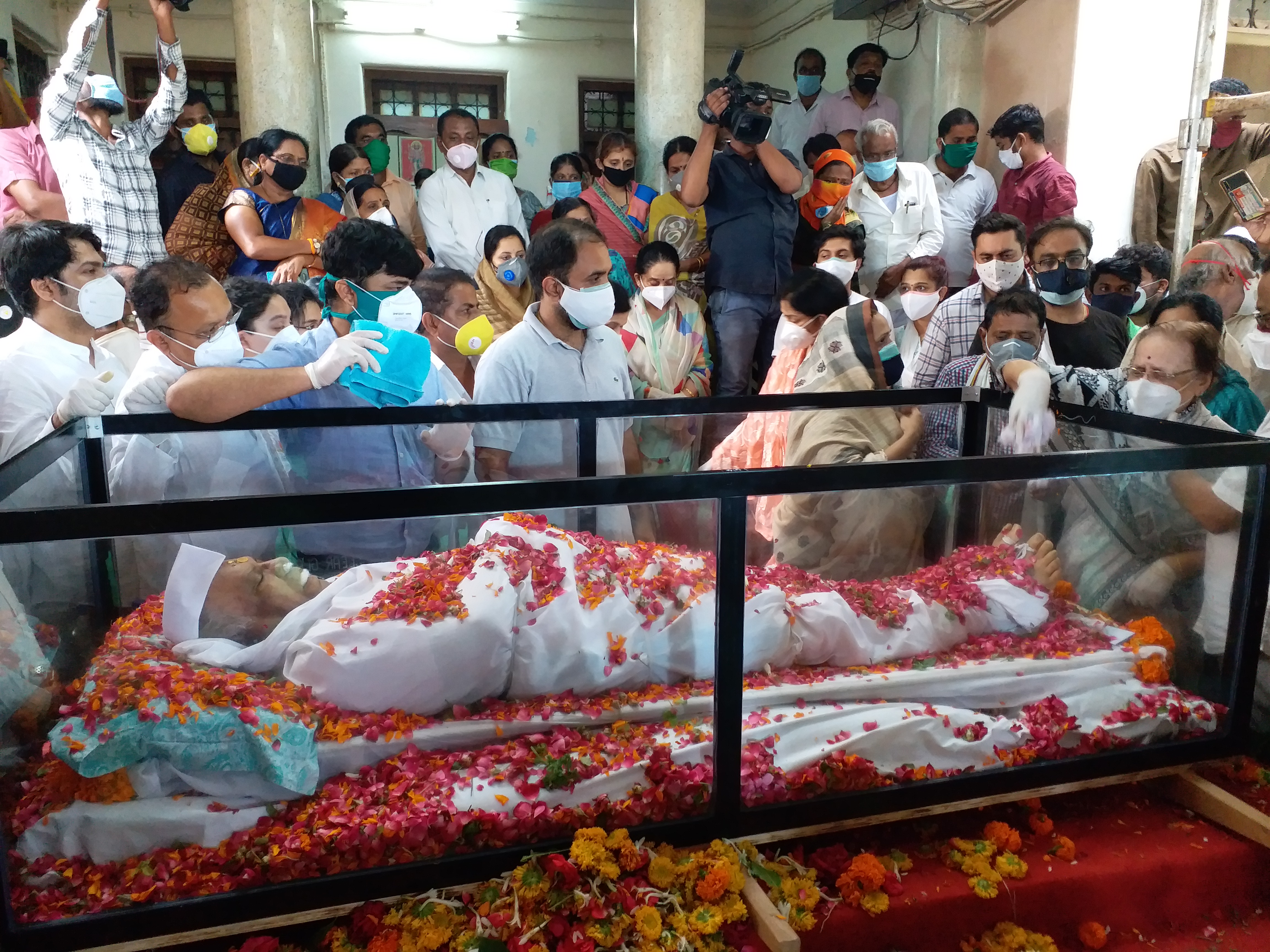 Funeral of former Chief Minister Shivajirao Patil Nilangekar in nilanga