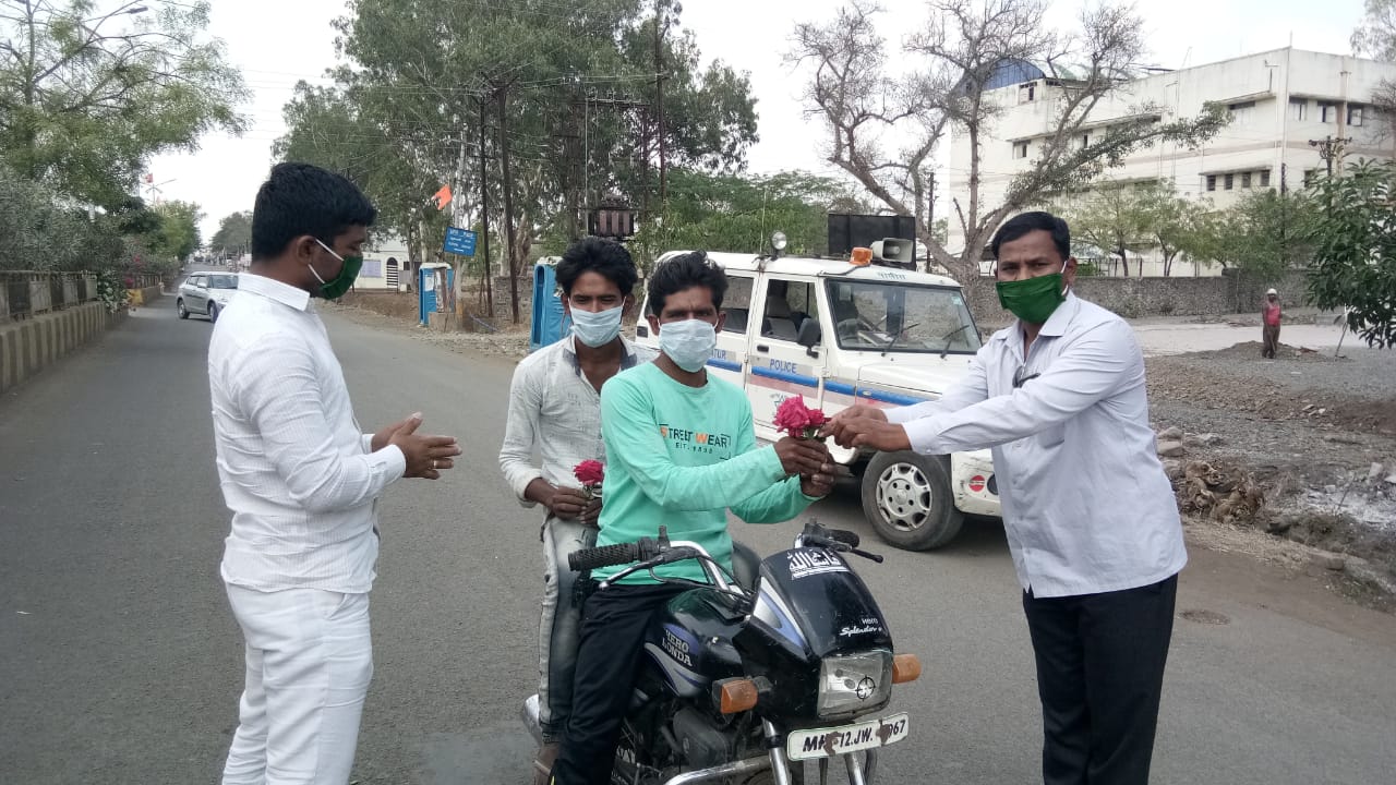 nilanga police giving roses to people to promote stay at home messages