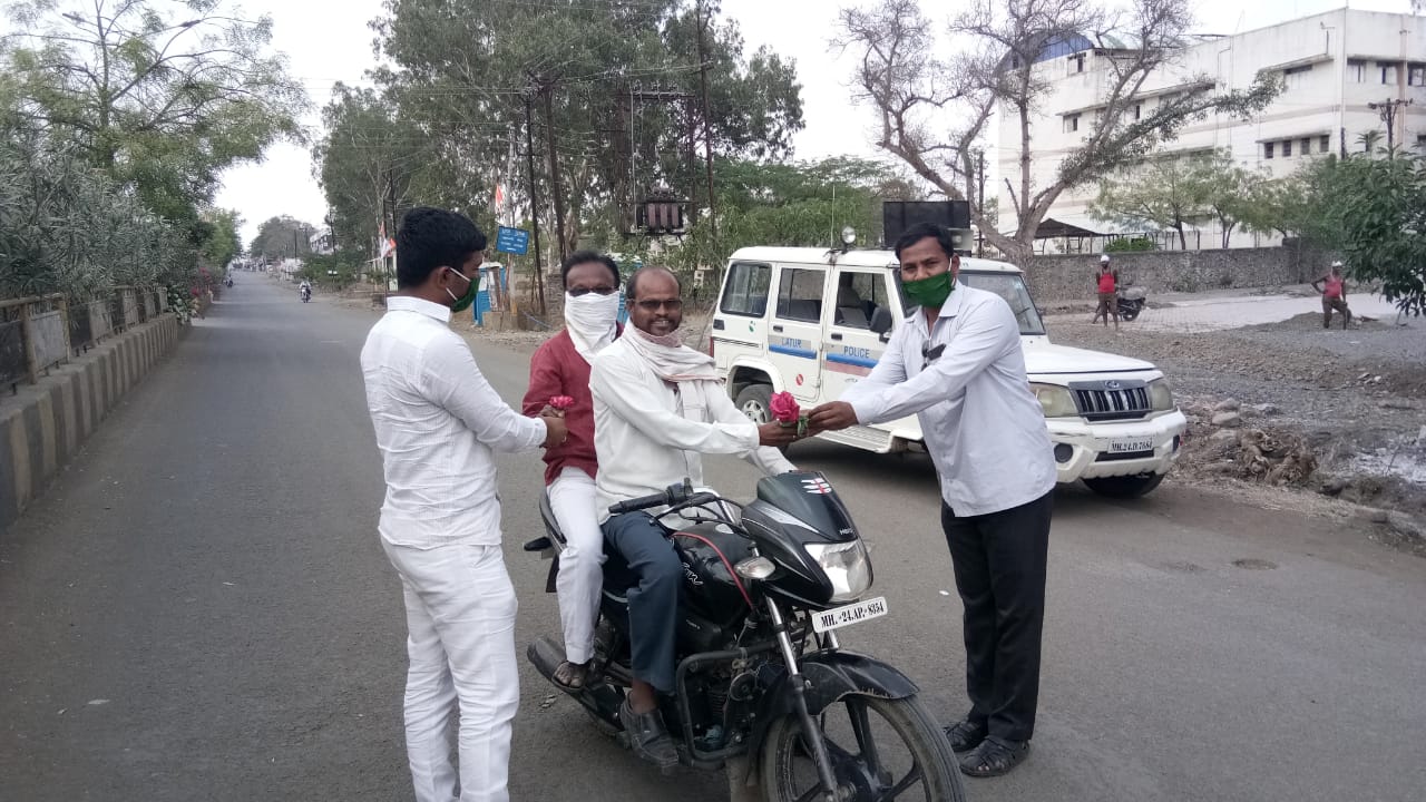 nilanga police giving roses to people to promote stay at home messages