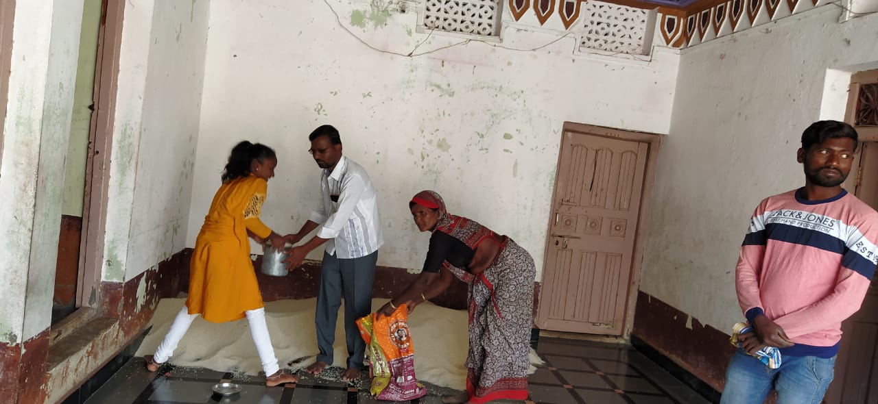 scheduled tribe leader distribute food for poor in laturs nilanga taluka due to corona effect