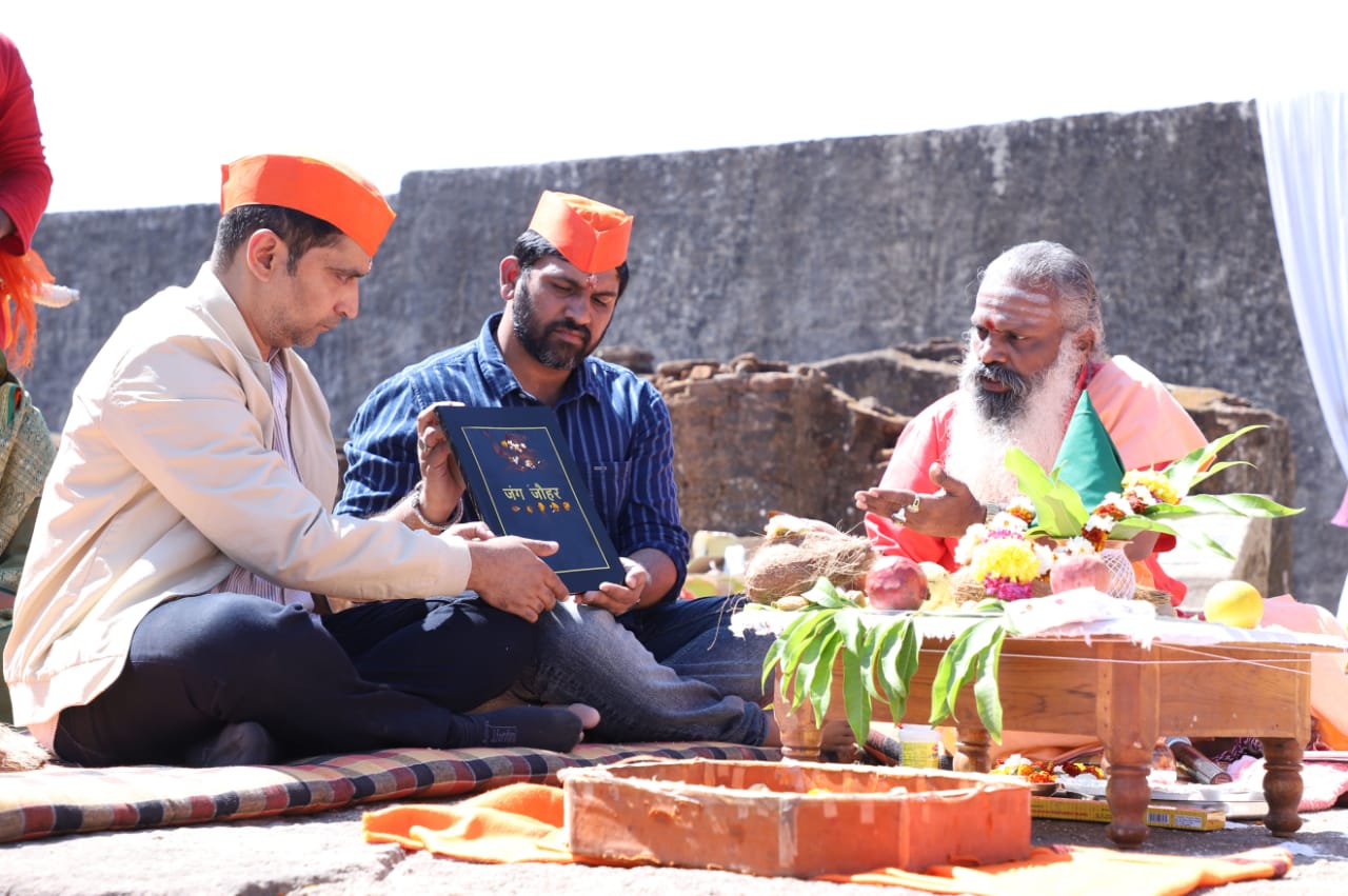 Jangjohar marathi film muhurt at Raigad Fort