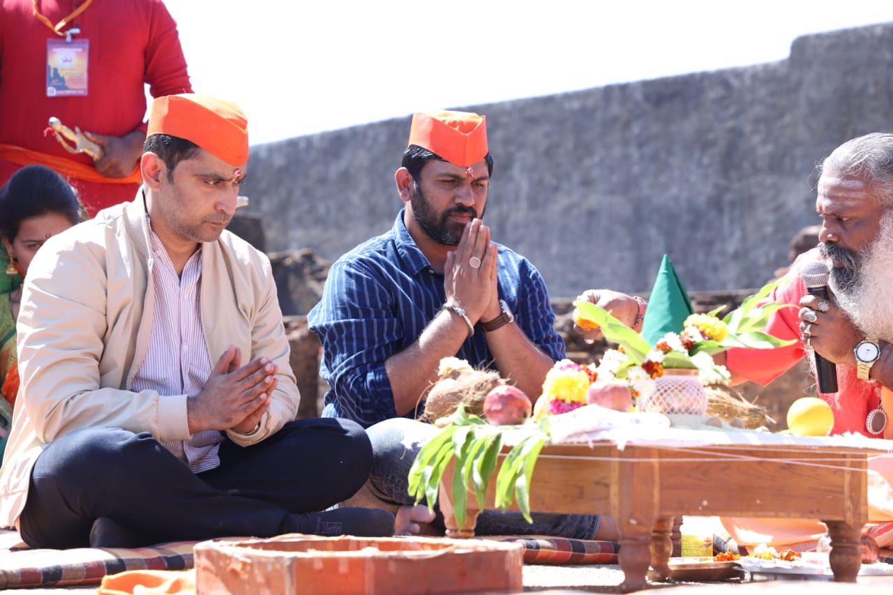 Jangjohar marathi film muhurt at Raigad Fort