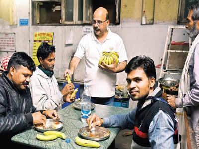 Railway workers distribute Food