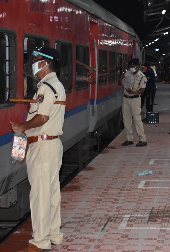 Central railways and RPF team helped needy people and migrant workers during lockdown