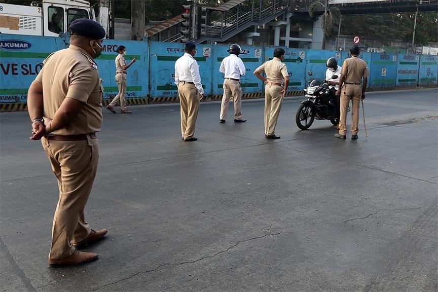 लॉकडॉऊन काळात विनाकारण रस्त्यांवर फिरणाऱ्या लोकांना उठाबशा काढण्याची शिक्षा