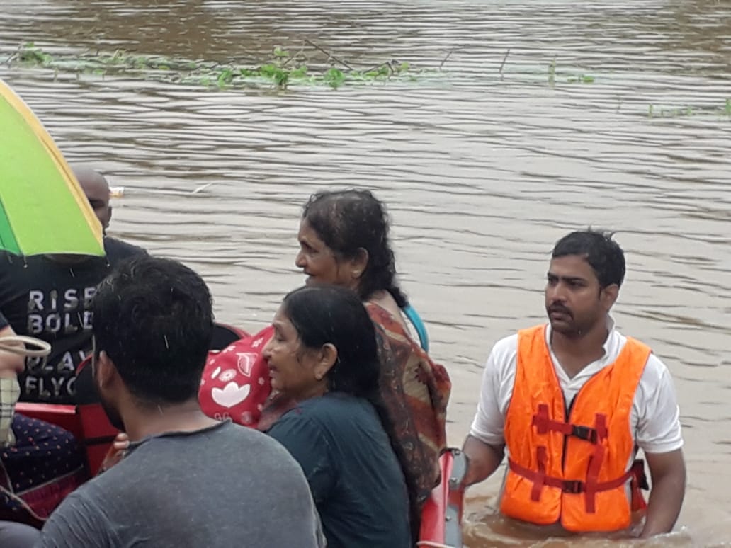 महालक्ष्मी एक्सप्रेसमध्ये मुंबई अग्निशमन दलाचे रेस्क्यू ऑपरेशन